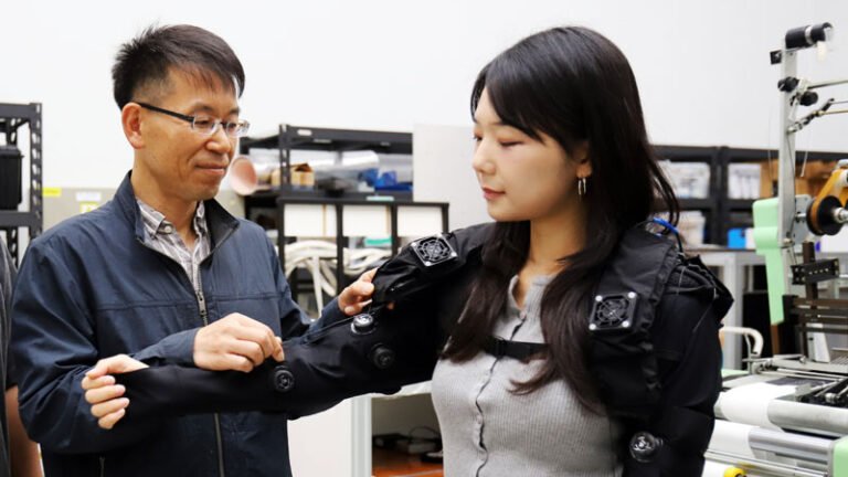 В Южной Корее создан серийный экзоскелетный костюм с робо-тканью