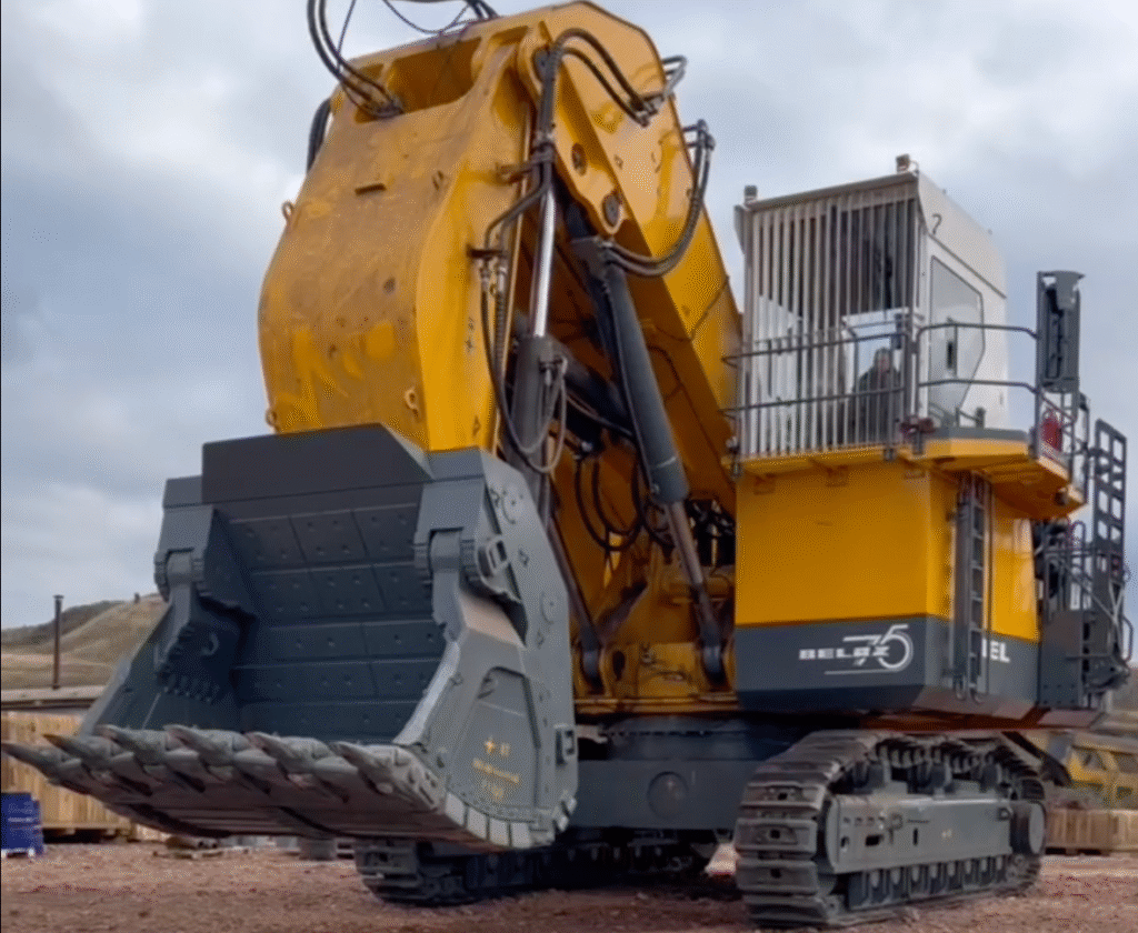 В Хакасию прибыл первый белорусский карьерный экскаватор BELAZ BX20012