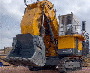 В Хакасию прибыл первый белорусский карьерный экскаватор BELAZ BX20012