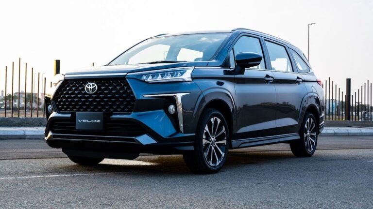 В России появилась недорогая семиместная Toyota Veloz