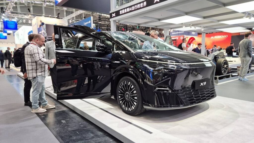 В России появился премиальный электровэн Xpeng X9