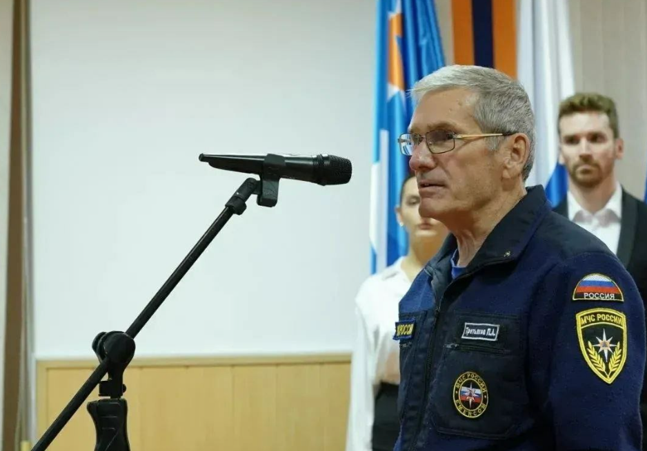 Вячеслав Федорищев наградил сотрудников МЧС за ликвидацию атак БПЛА