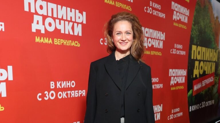 Виктория Исакова с дочерью появилась на публике впервые после смерти Юрия Мороза