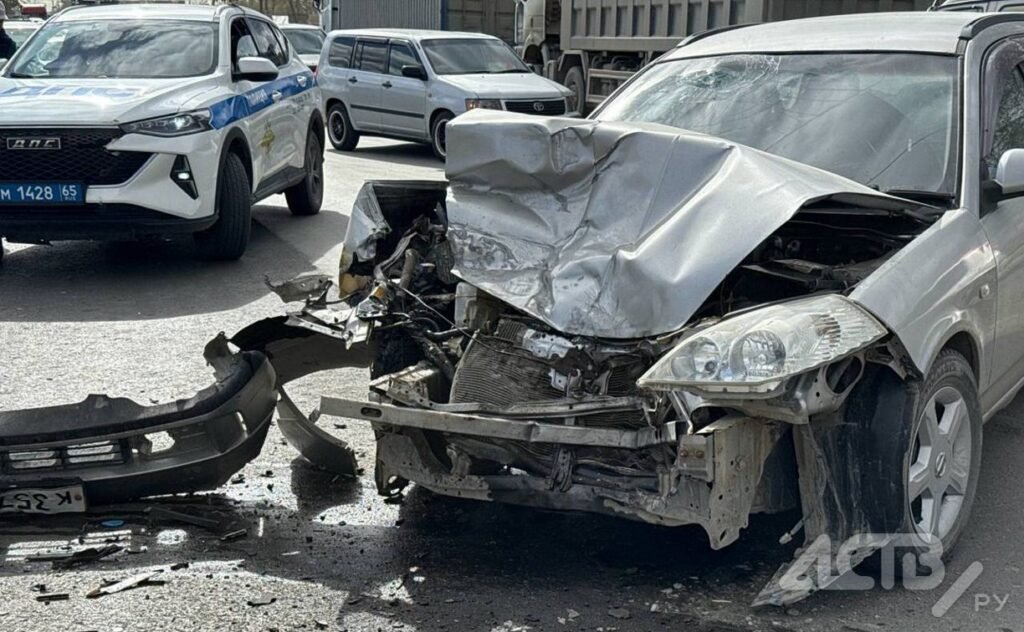 Жёсткое столкновение в Южно-Сахалинске: пострадал водитель Nissan