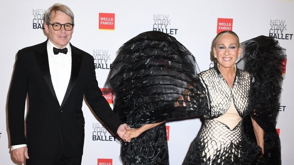 Звезда «Секса в большом городе» блистает на балу в платье с эффектными крыльями