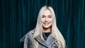 Звезда «Универа» Наталья Рудова очаровала фанатов кружевным мини-платьем