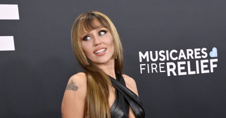 12 легендарных стрижек и причесок Майли Сайрус