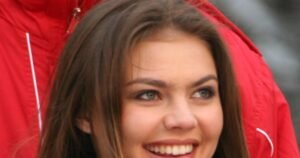 Алина Кабаева без макияжа: естественность в 42 года