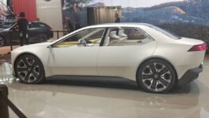 BMW перестраивает завод и учит роботов: Новая эра на автозаводе