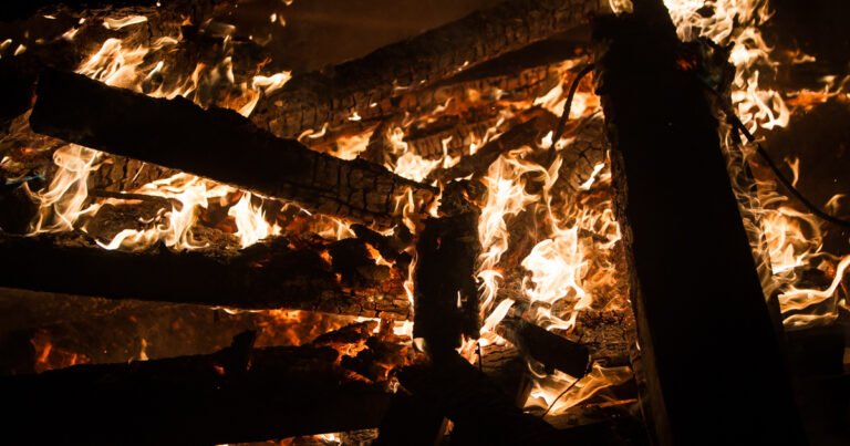 Число жертв пожара в Гонконге достигло 128