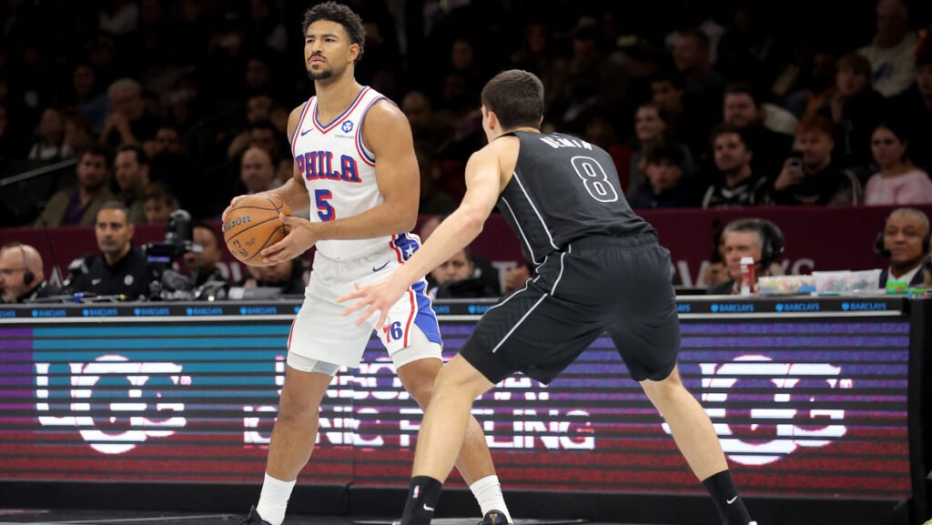 Дёмин лидирует в матче «Бруклин» - «Филадельфия» в Кубке НБА