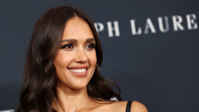 Джессика Альба появилась на публике после развода с Кэшем Уорреном