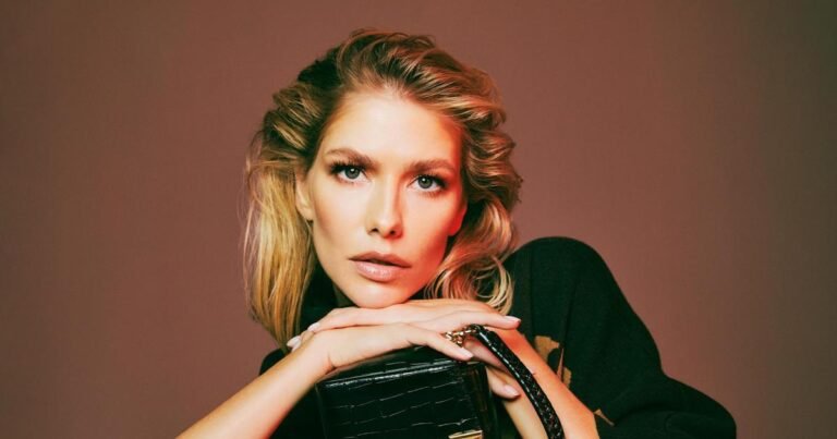 Елена Перминова в откровенном образе на Хэллоуин