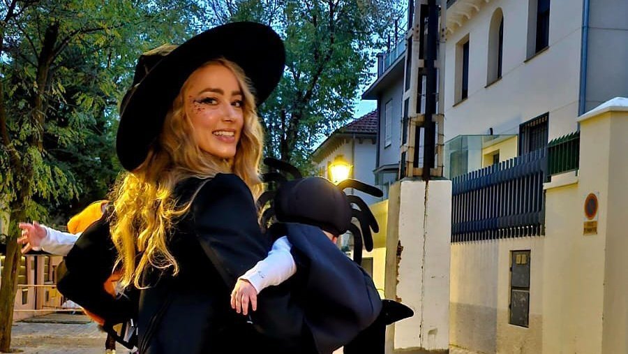 Эмбер Херд в образе ведьмы с детьми на Хэллоуин