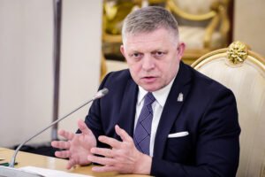Фицо предложил студентам-протестующим уехать на Украину