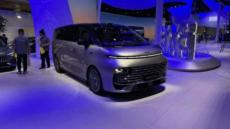 Geely представила роскошный гибридный міні-вэн