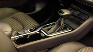 Главный страх водителей развеян: что будет, если включить заднюю передачу на скорости