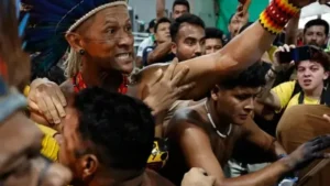 Индейцы штурмуют климатическую конференцию в Бразилии