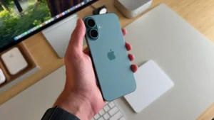 iPhone 16 стал рекордно дешёвым - стоит ли его покупать?