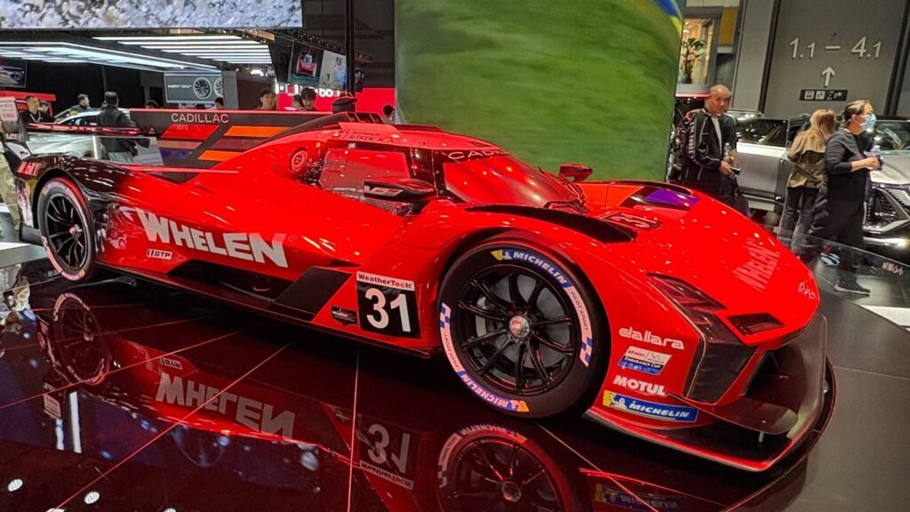Кадиллак привез в Китай «красного монстра» для Ле-Мана