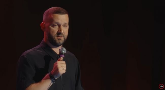 Комик Руслан Белый*: жизнь в эмиграции и поиск плюсов