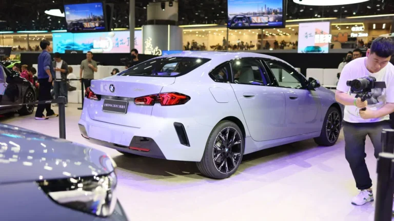 Красный vs янтарный: почему задние огни машин различаются