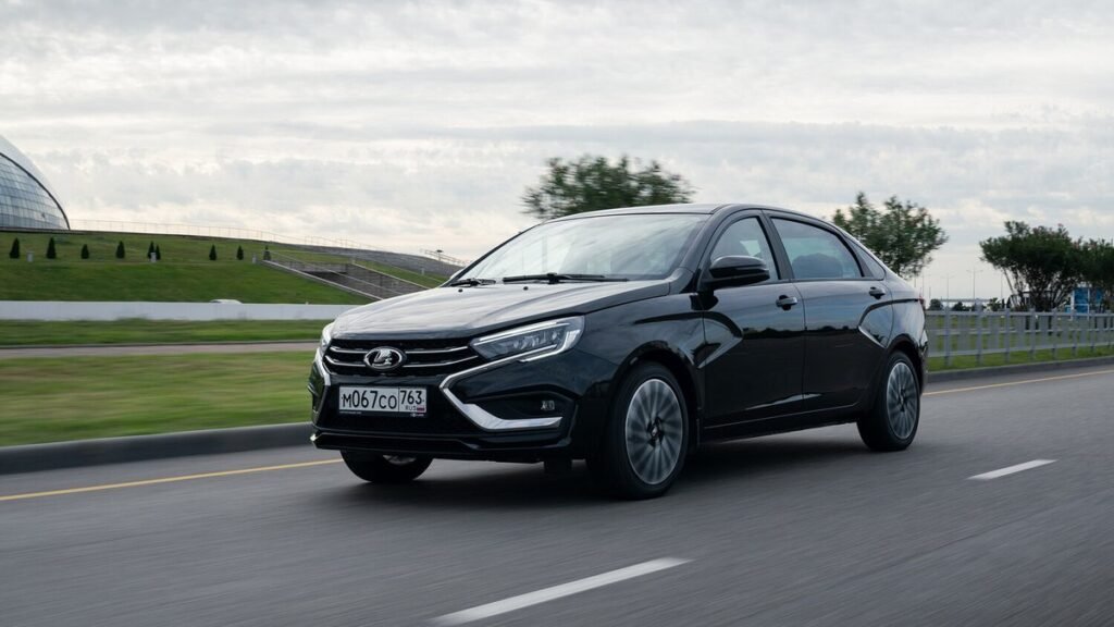 Lada Aura бьет рекорды: более 1000 удлиненных седанов за 10 месяцев