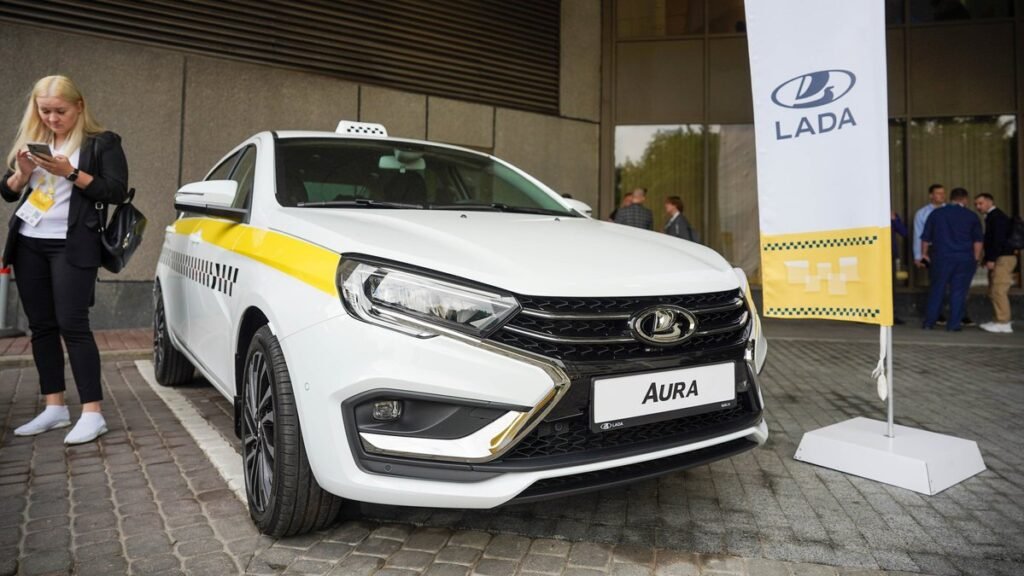 Lada Aura выходит на улицы: новинка появилась в такси