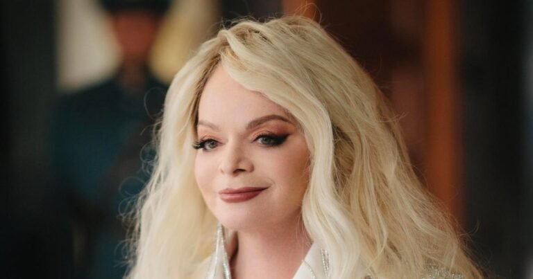 Лариса Долина в шокирующем образе: купается в долларах и поет хит Инстасамки