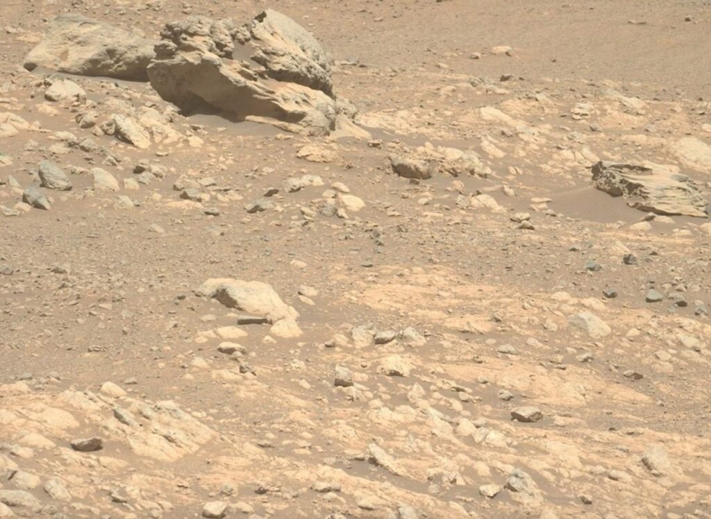 Марсоход Perseverance нашел на Марсе загадочный камень