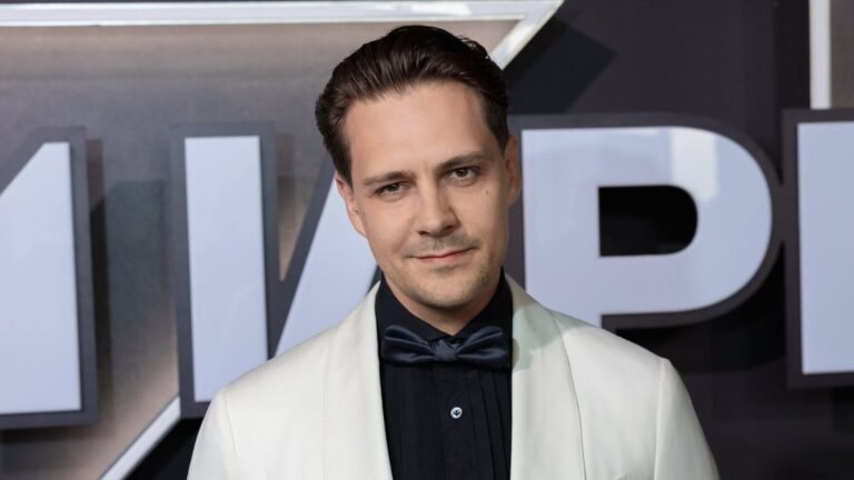 Милош Бикович с усами и длинными волосами напомнил Петра Первого