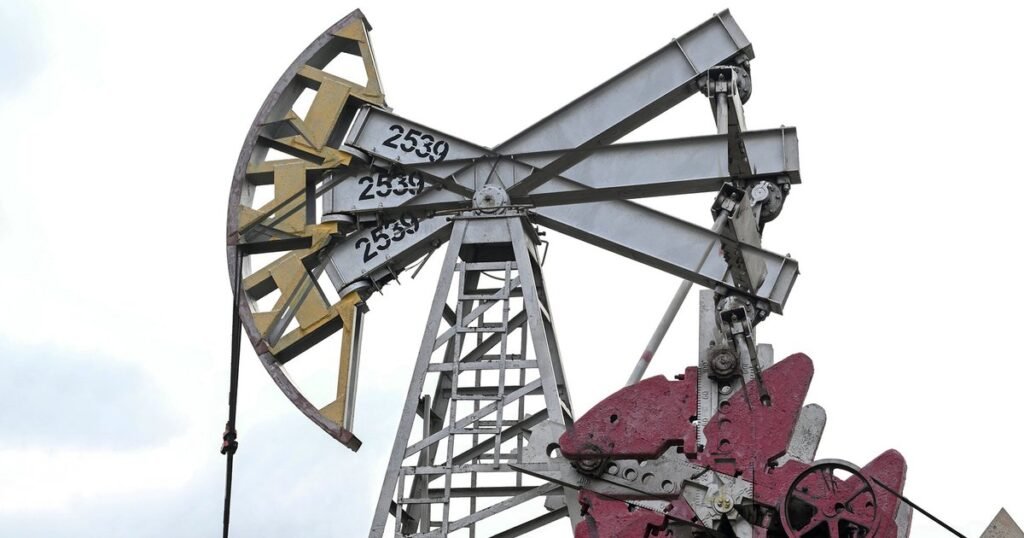 Нефтяной рынок: стоимость нефти снижается на фоне перспектив спроса и предложения