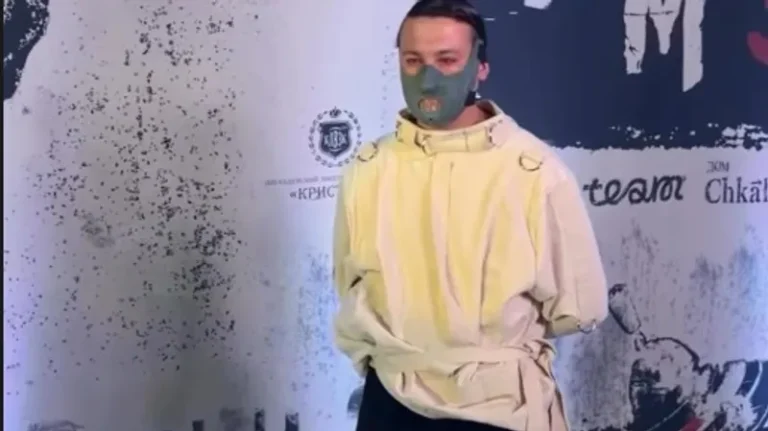 Никита Кологривый в смирительной рубашке: звезда «Слова пацана» поразил публику