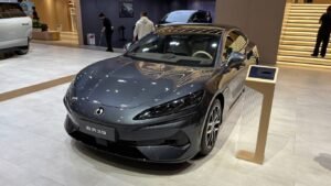 Новый Denza Z9: премиальный фастбек с удивительным интерьером