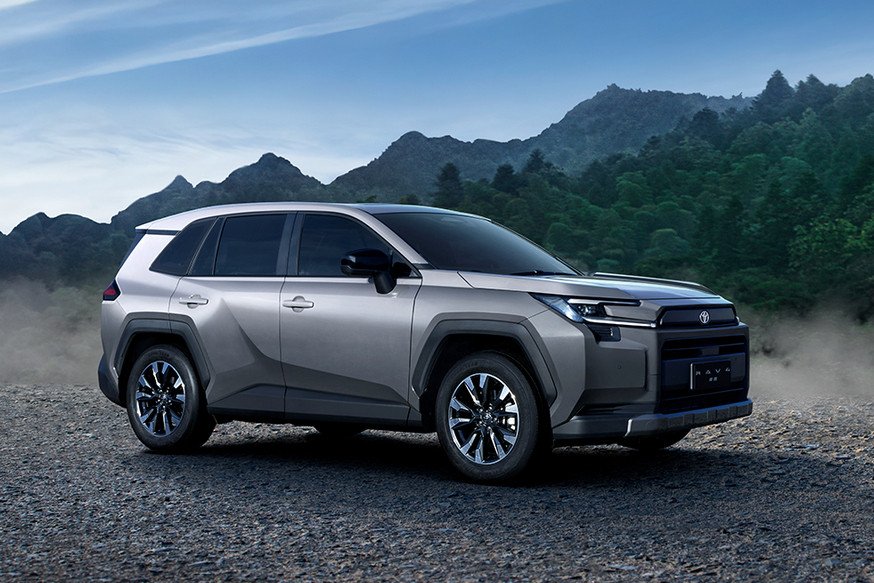 Новый Toyota RAV4 для Китая: более крупный планшет и бензиновая версия