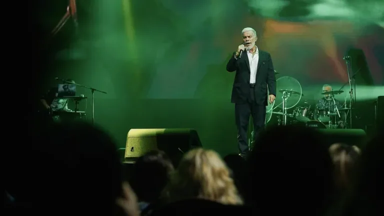 Олег Газманов предупредил о мошенниках, действующих от его имени