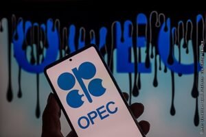 ОПЕК+ повысит добычу нефти в декабре на 137 тыс. б/с