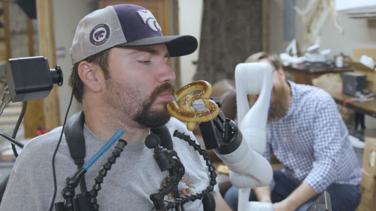 Пациент с чипом Neuralink управляет роборукой силой мысли