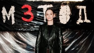 Паулина Андреева появилась на публике в стильном кожаном жакете