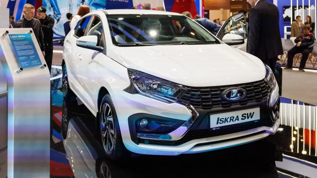 Продажи Lada Iskra в Петербурге рухнули: грозит ли АвтоВАЗу катастрофа?