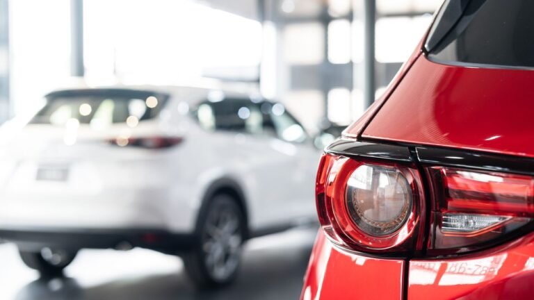 Продажи новых авто в РФ снижаются: что происходит на рынке?