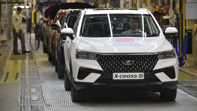 Редкий кроссовер Lada X-Cross 5 замечен в Москве