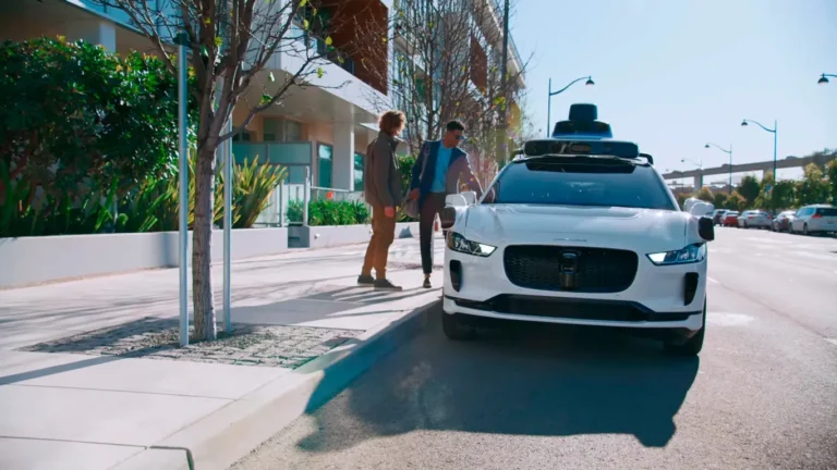 Роботакси Waymo выходит в новые города: революция в такси США