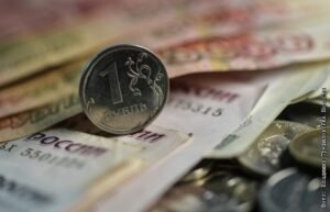 Рубль укрепляется к юаню на фоне позитивных новостей и роста цен на нефть