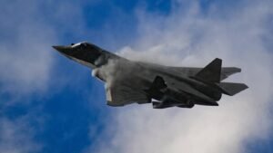 Шейх ОАЭ изучил российский истребитель Су-57Э на выставке в Дубае