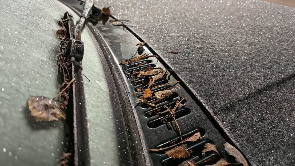 Скрытые опасности для водителей осенью и зимой: советы эксперта