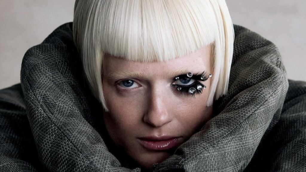 Софья Эрнст перевоплотилась в Жанну д'Арк в дерзкой фотосессии