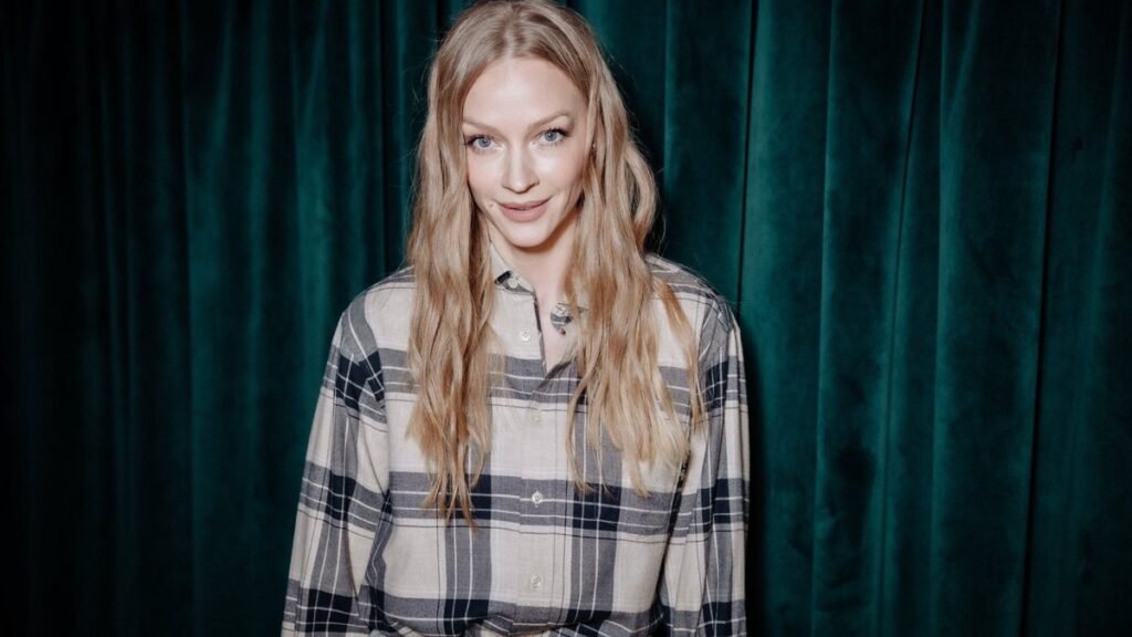 Светлана Ходченкова в мини-юбке поразила фанатов своей фигурой