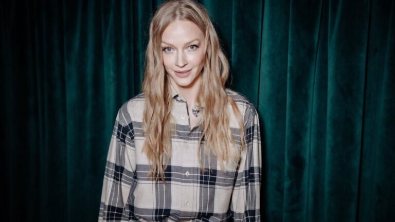 Светлана Ходченкова в мини-юбке поразила фанатов своей фигурой