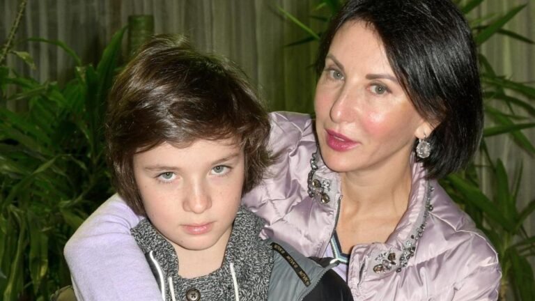 Сын Алики Смеховой вырос красавцем: почему он не спешит жениться